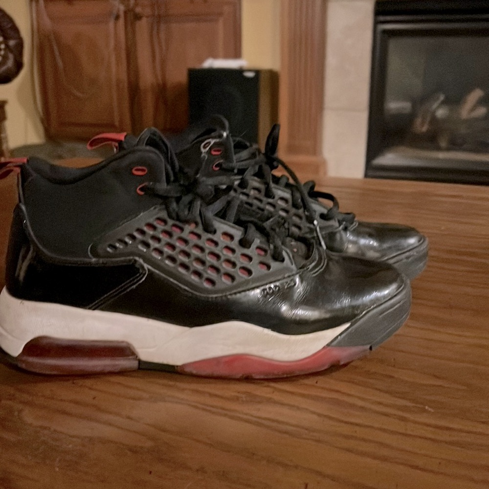Jordan Maxin 200.  Black Gym Red